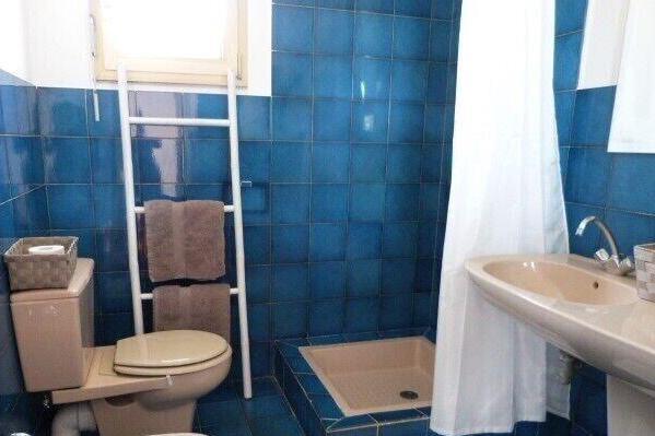 Salle d'eau moderne avec douche