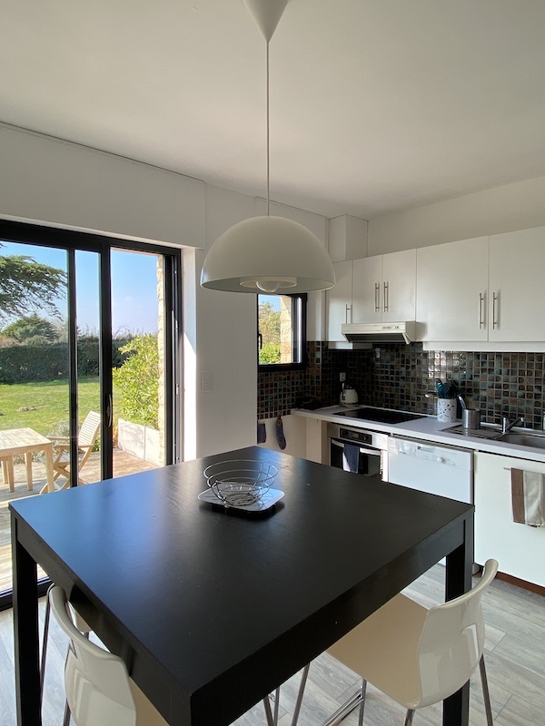 Cuisine équipée avec vue sur mer