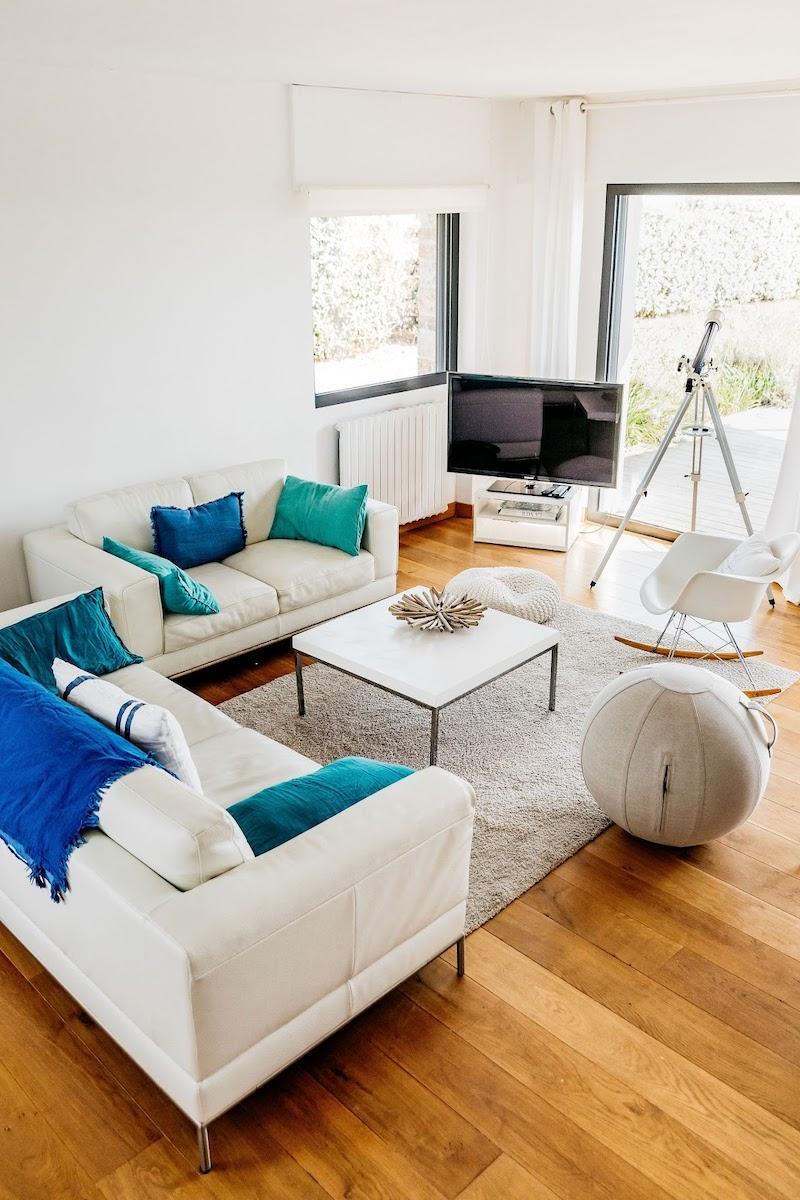 Salon spacieux et lumineux face à l'océan Atlantique