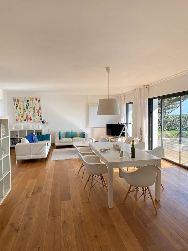 Salon lumineux avec baies vitrées sur la plage de Kermor