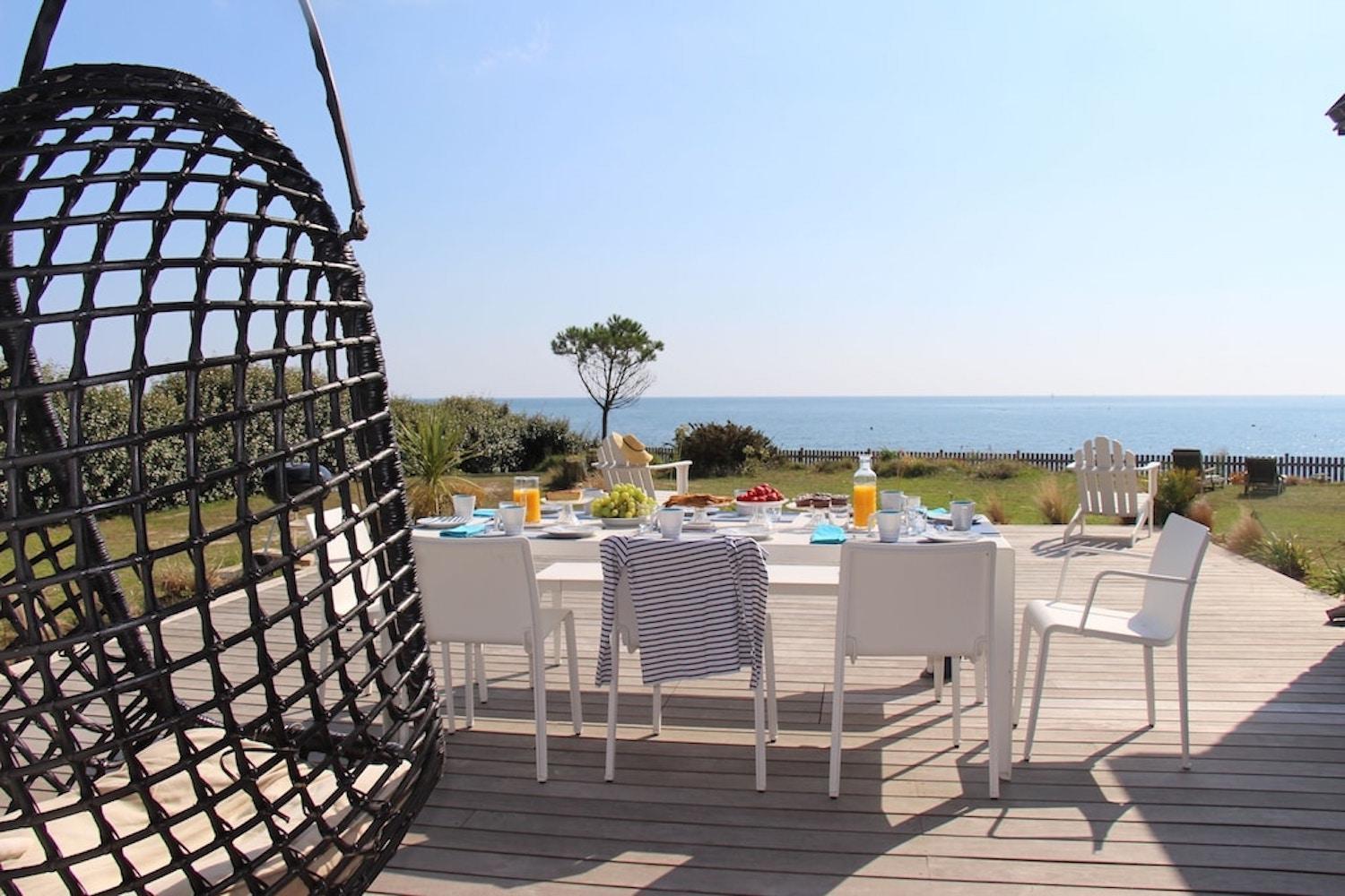 Goûter en famille sur la terrasse en teck face à la plage de Kermor