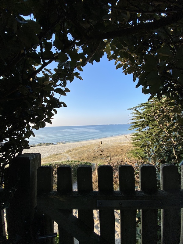 Accès direct à la plage de Kermor depuis le jardin clos
